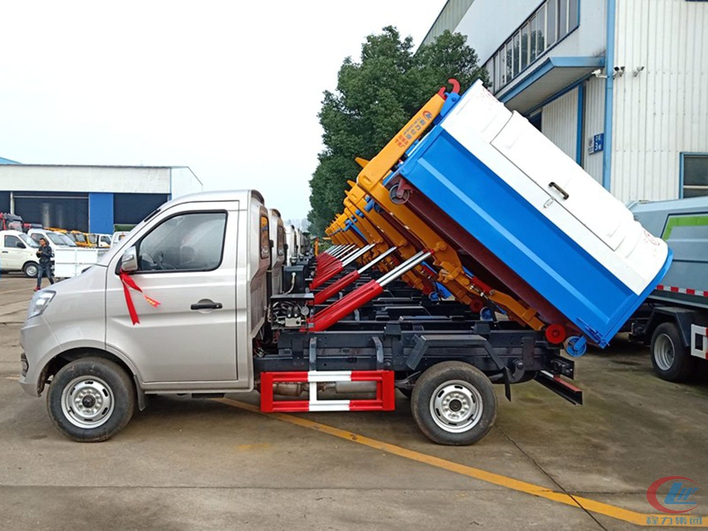 博亿堂官网集团国六勾臂垃圾车批量发车