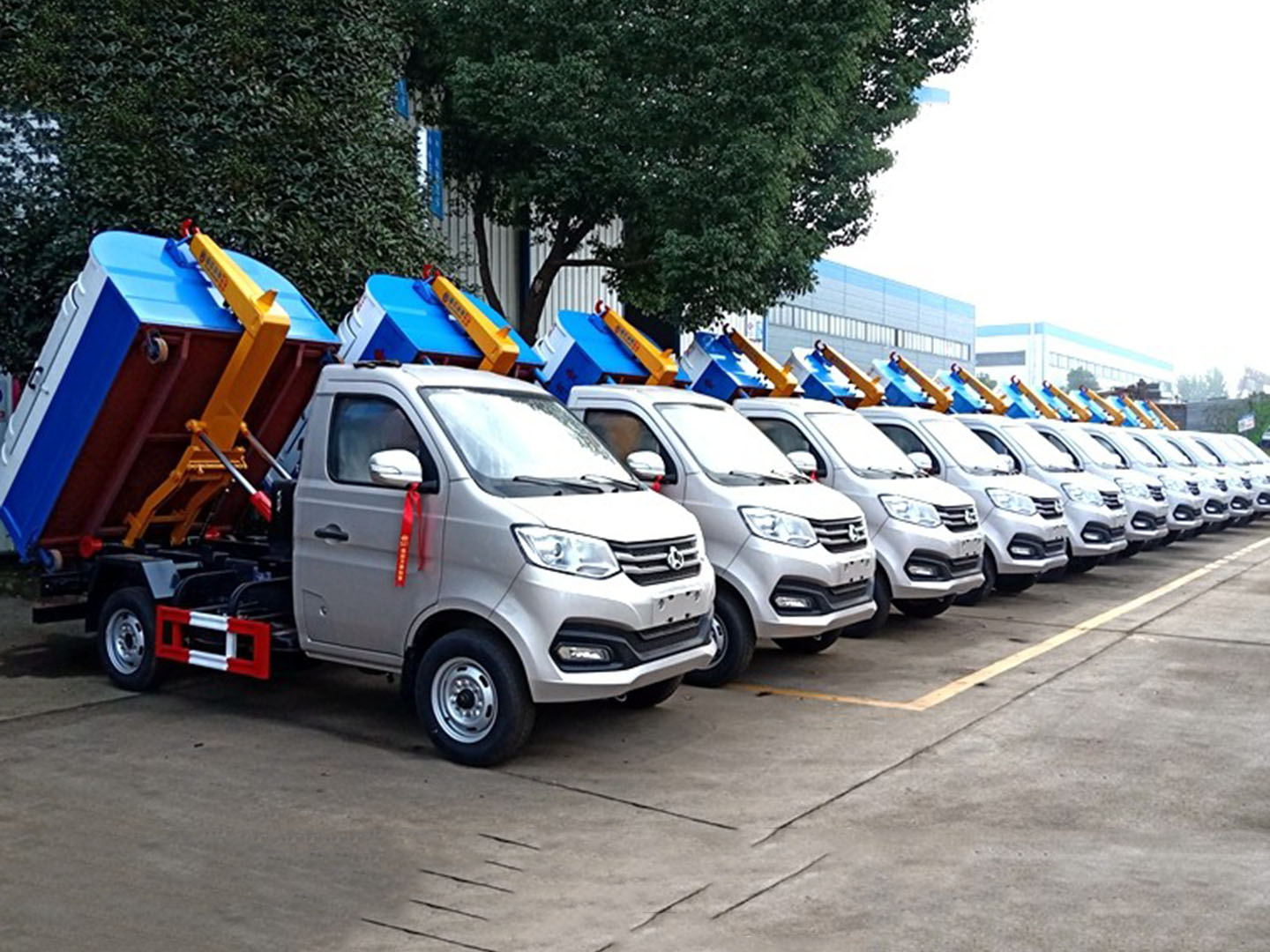 博亿堂官网集团国六长安勾臂垃圾车批量发车