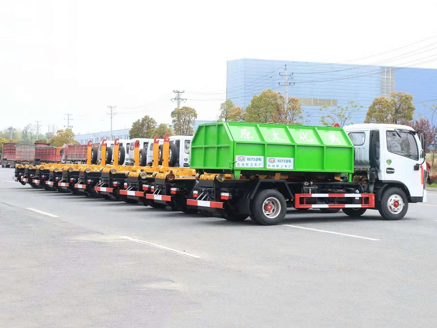 博亿堂官网集团东风多利卡拉臂垃圾车批量发车 