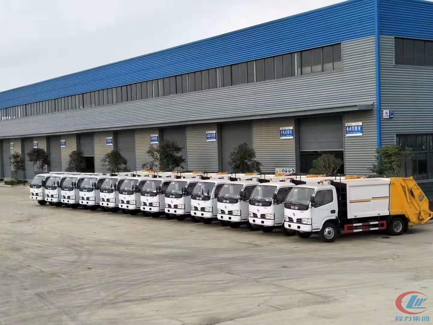 博亿堂官网汽车出口中东地区压缩垃圾车项目展示