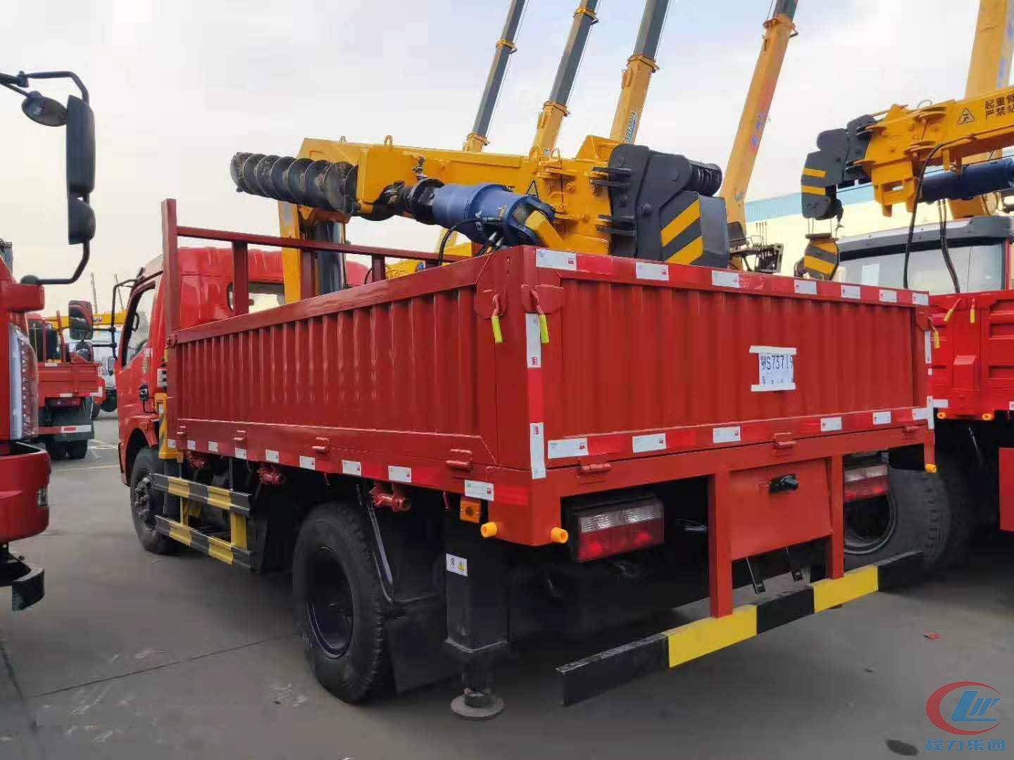 博亿堂官网集团东风福瑞卡蓝牌随车吊