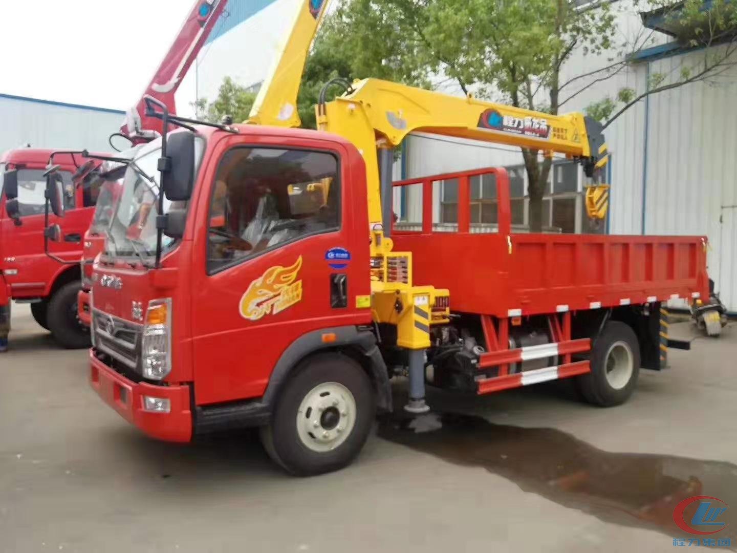 湖北博亿堂官网重汽5吨随车吊高清图