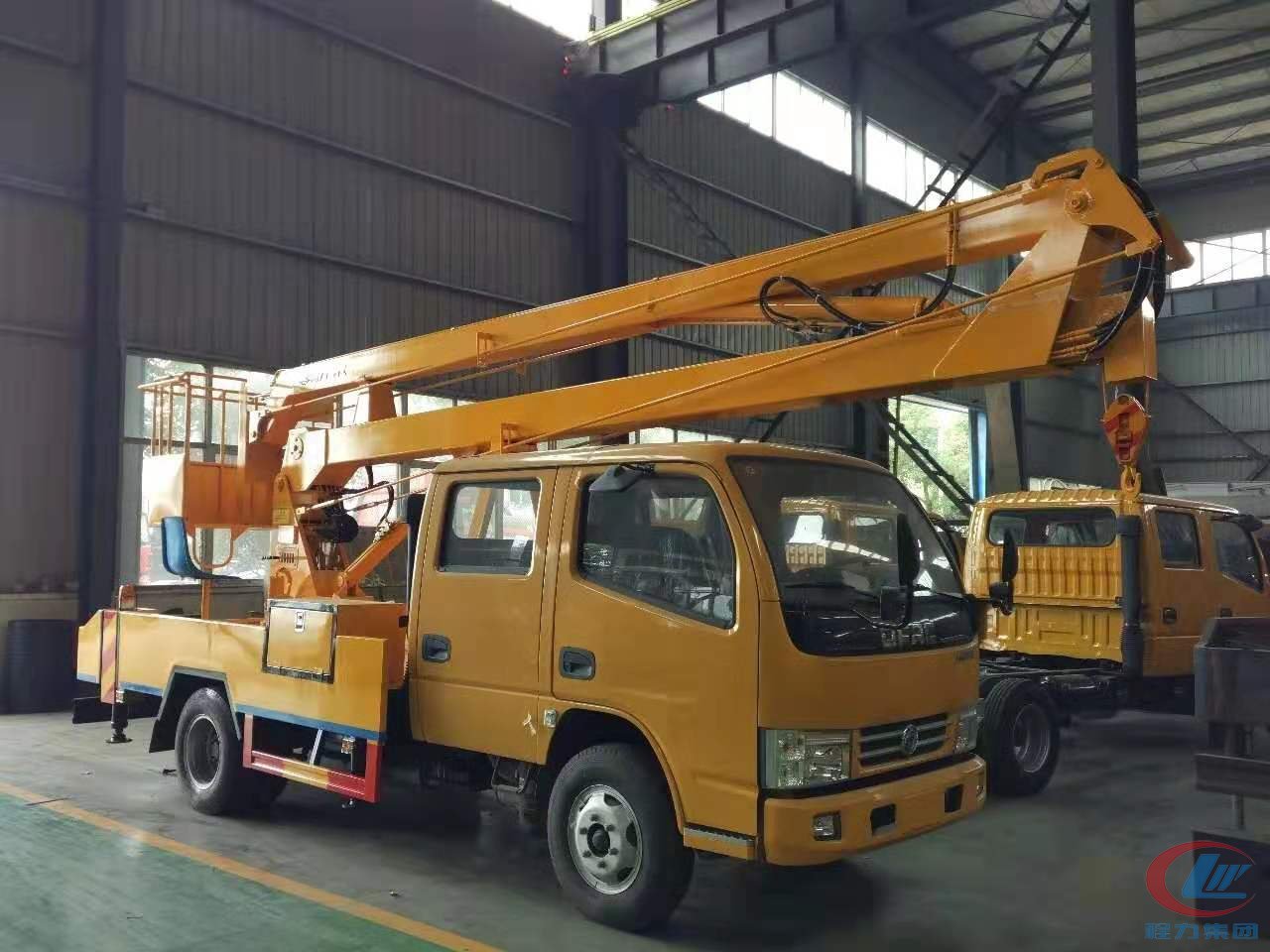 博亿堂官网集团东风14米高空作业车侧面图