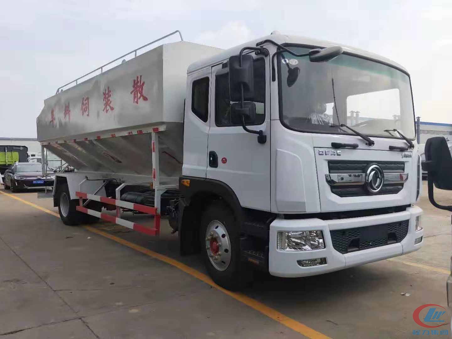 博亿堂官网东风多利卡D9散装饲料运输车高清图