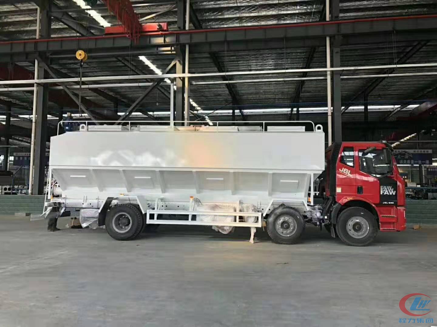 博亿堂官网解放J6小三轴散装饲料运输车侧面图