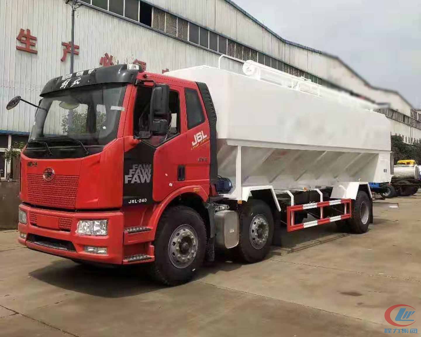 博亿堂官网解放J6L小三轴散装饲料运输车高清图