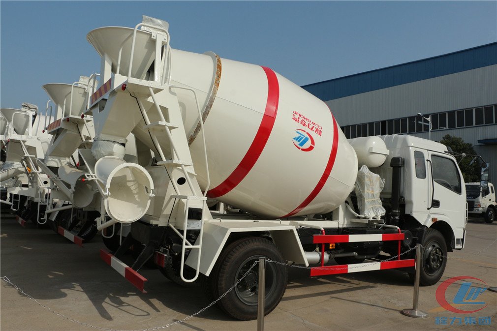 湖北博亿堂官网东风多利卡搅拌车侧面图