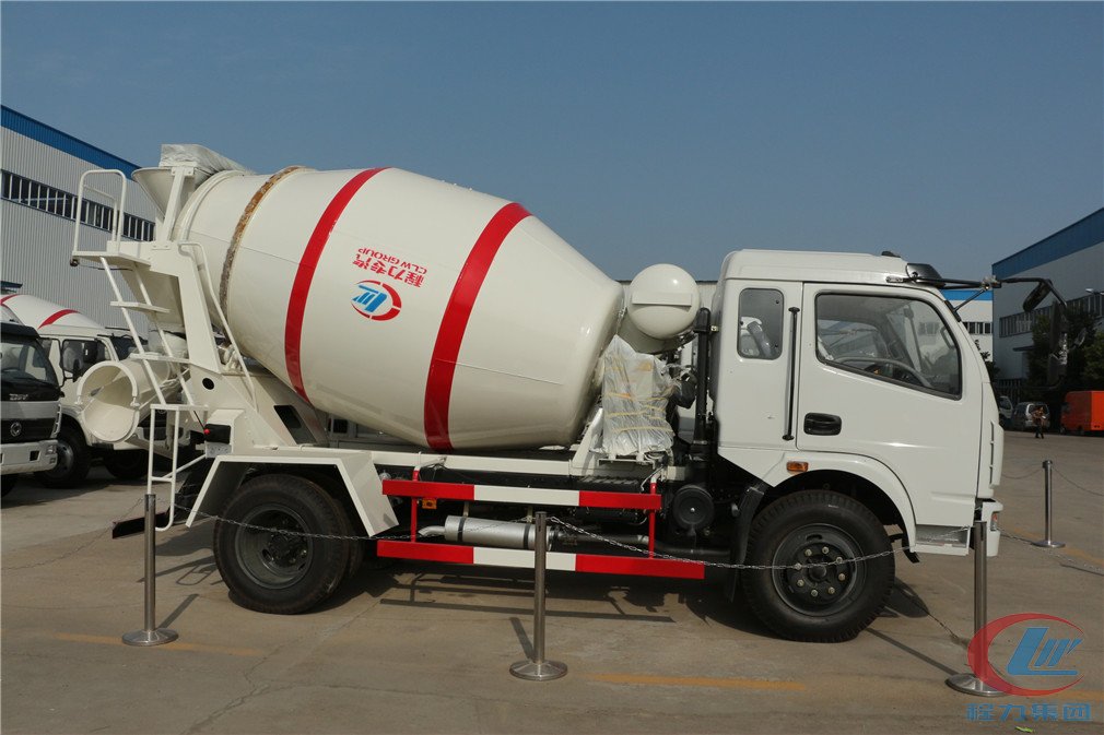 湖北博亿堂官网东风多利卡搅拌车侧面图