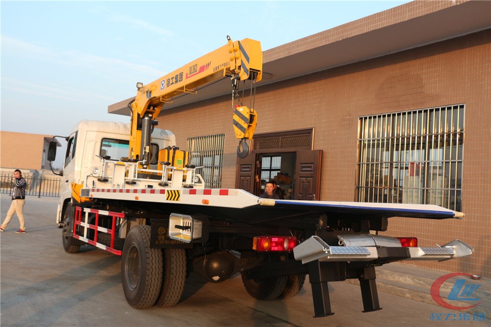 博亿堂官网东风天锦平板带吊清障车侧面图