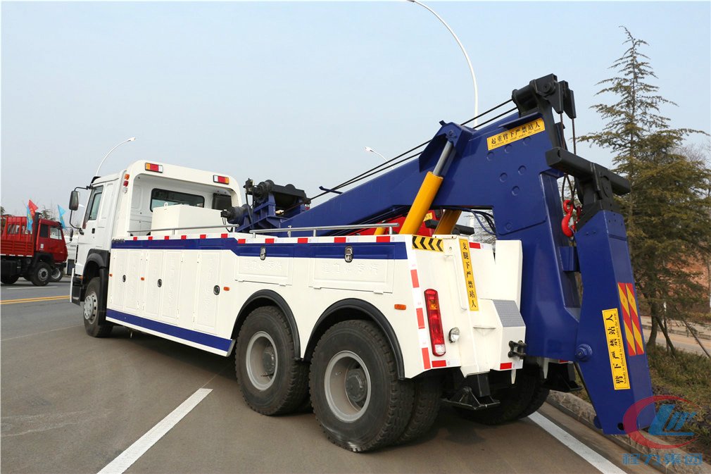 博亿堂官网集团重汽后八轮一拖一清障车侧面图