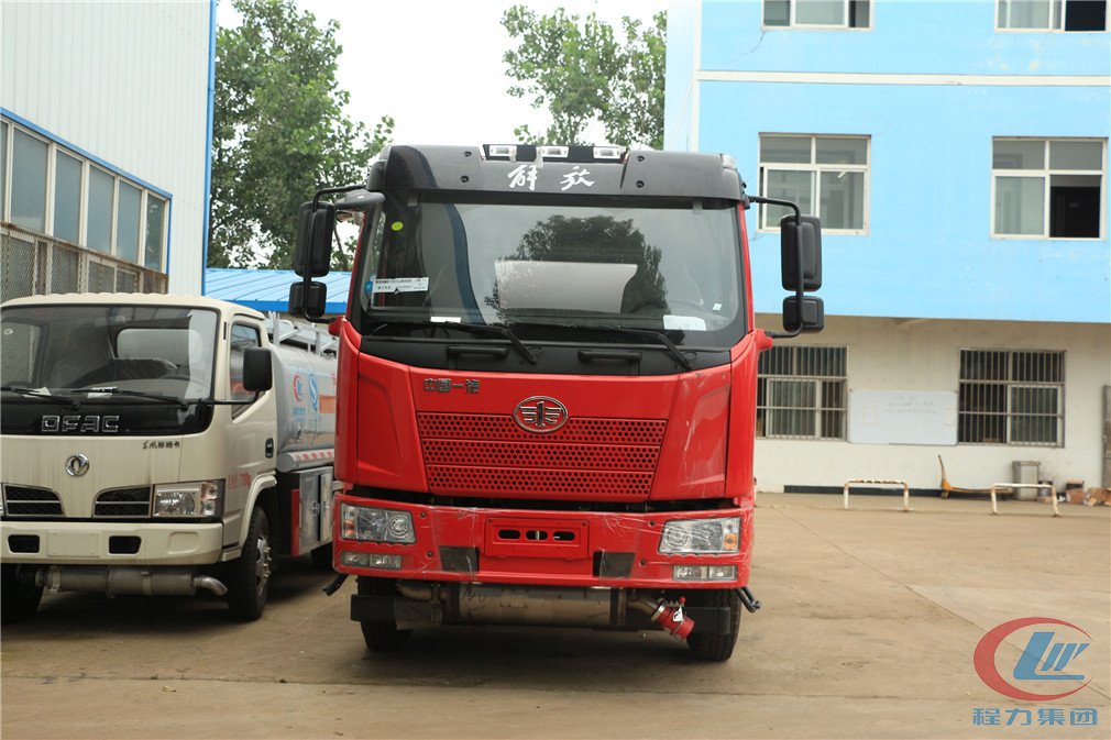 博亿堂官网解放J6(15方)运油车正面图