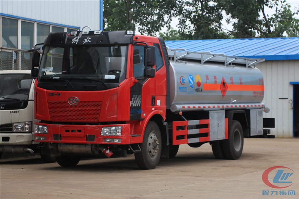 博亿堂官网解放J6(15方)运油车高清图