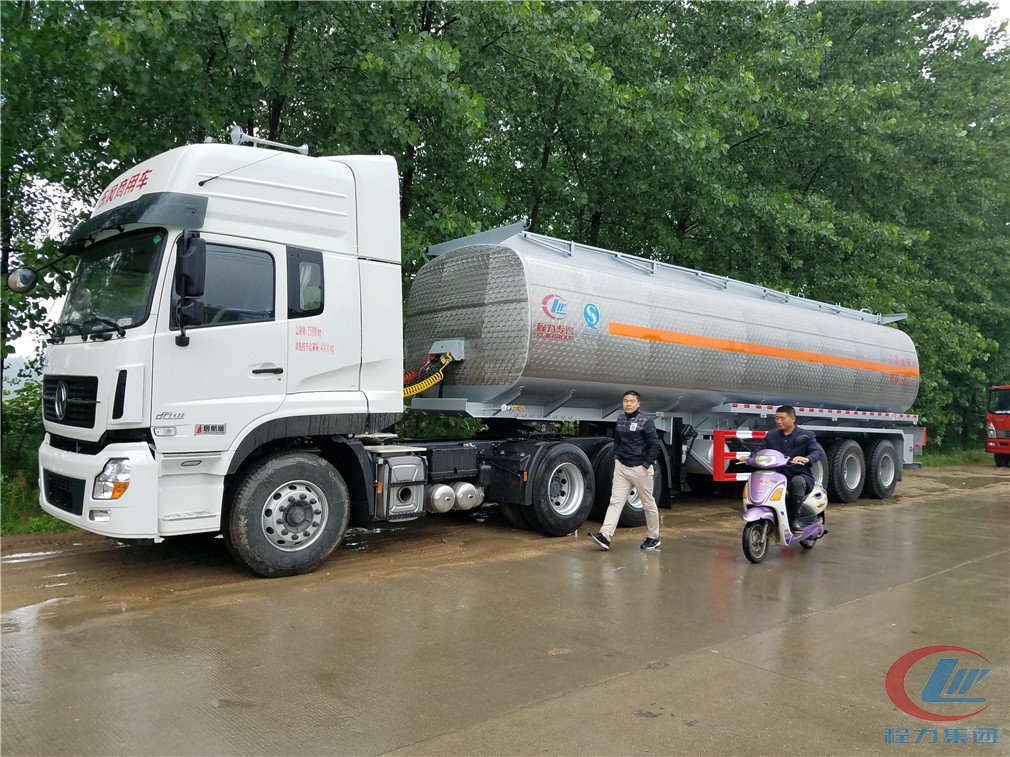 博亿堂官网三桥半挂铝合金运油车高清图