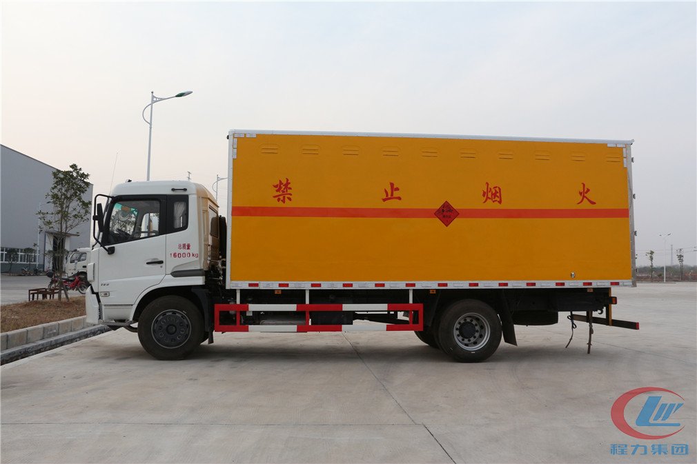 湖北博亿堂官网东风天锦爆破器材运输车侧面图