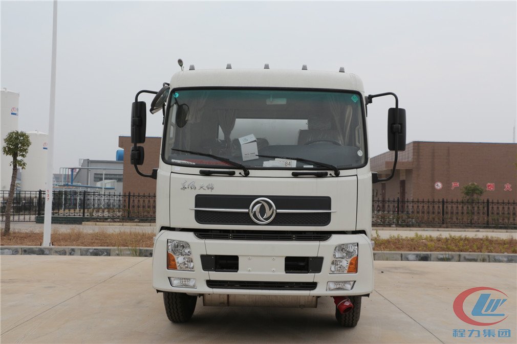 博亿堂官网集团东风天锦(15方)运油车正面图