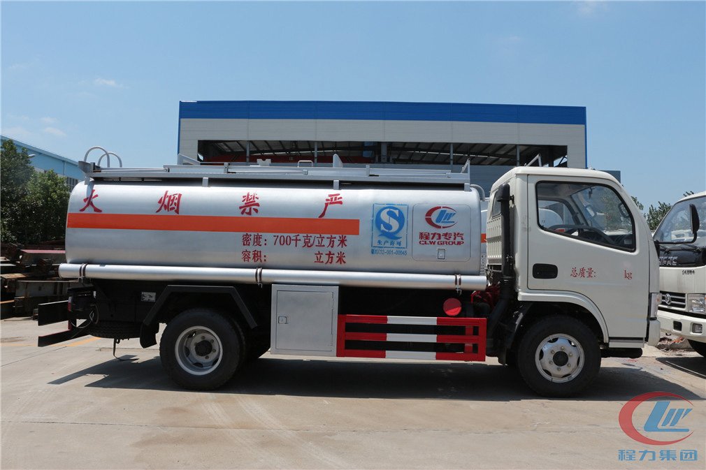 博亿堂官网东风小多利卡(5方)加油车侧面车