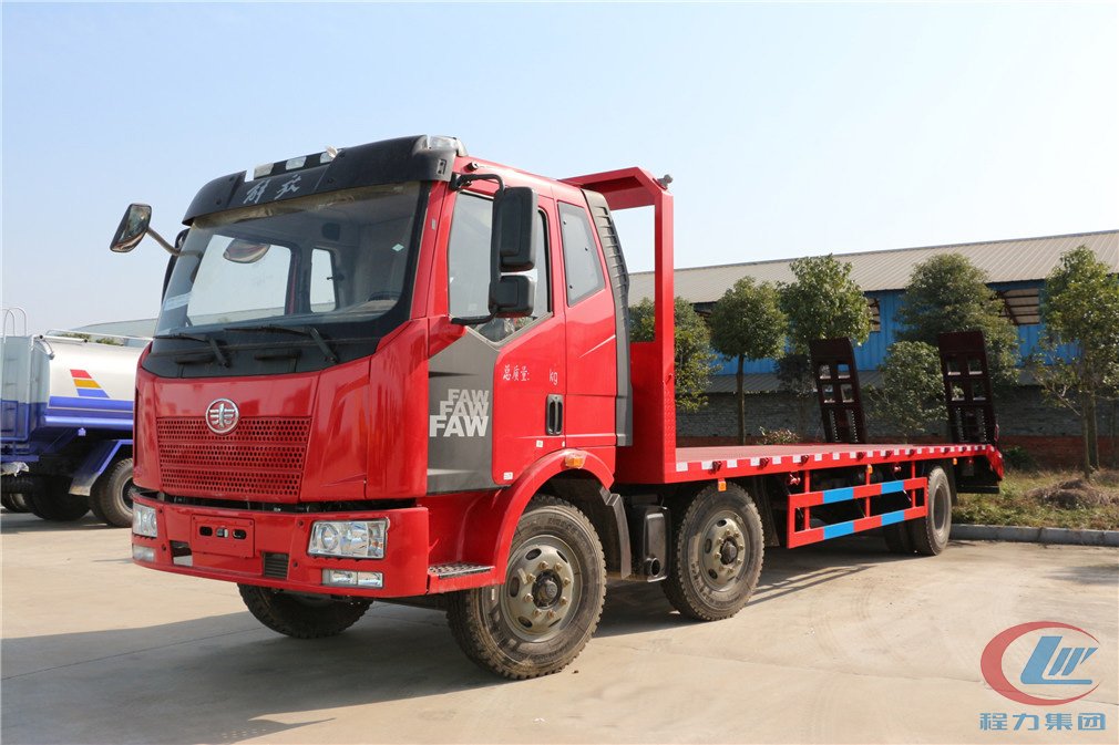 湖北博亿堂官网解放小三轴平板运输车侧面图