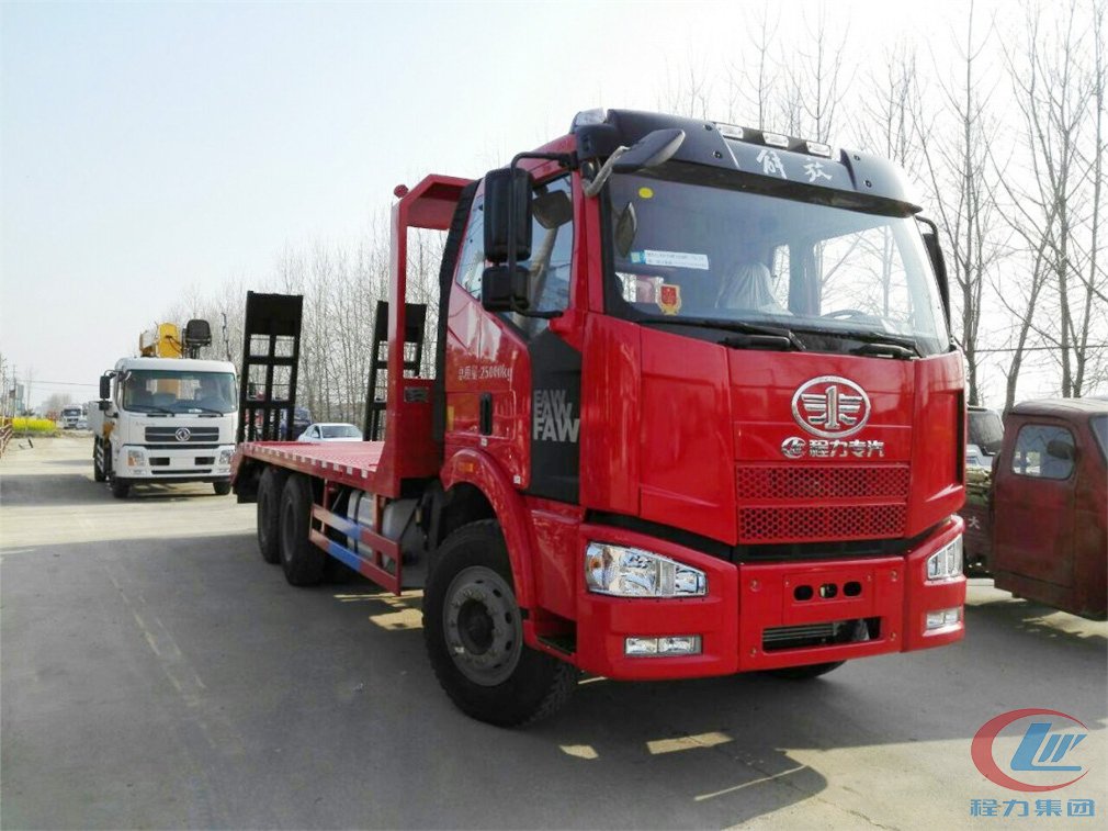 湖北博亿堂官网解放小三轴平板运输车侧面图