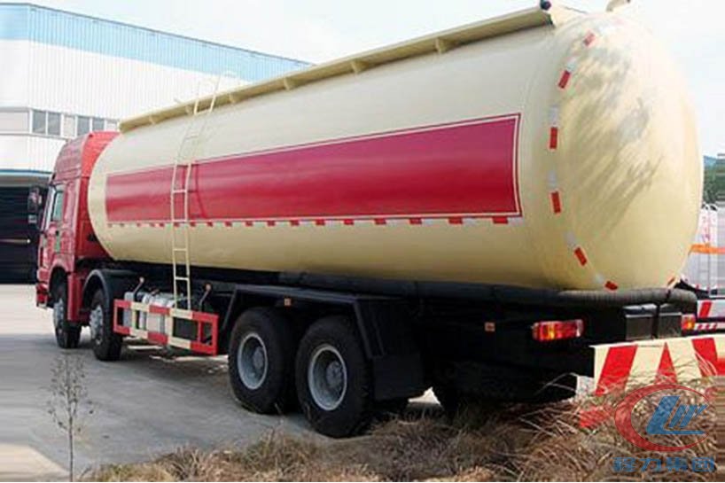 湖北博亿堂官网重汽豪沃物料运输车侧面图