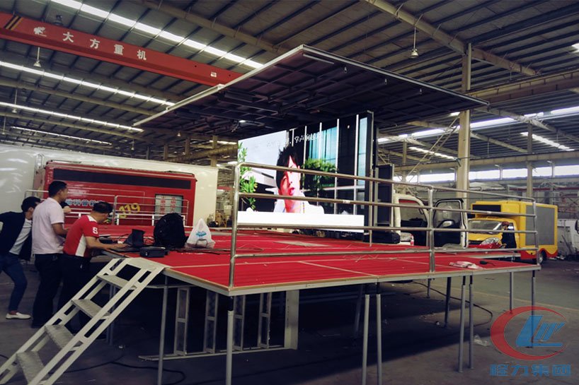 湖北博亿堂官网凯马4.2米厢长舞台车侧面图