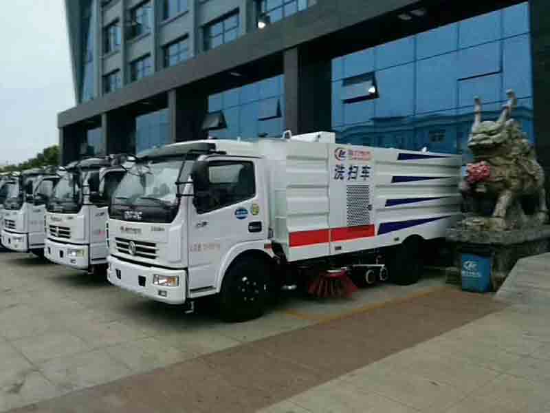 发往广西的洗扫车、人行道路面高压清洗车