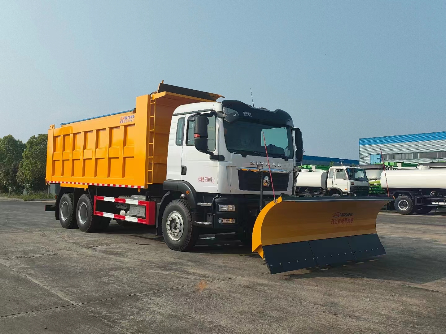 博亿堂官网后双桥除雪车带融雪撒布机+雪铲