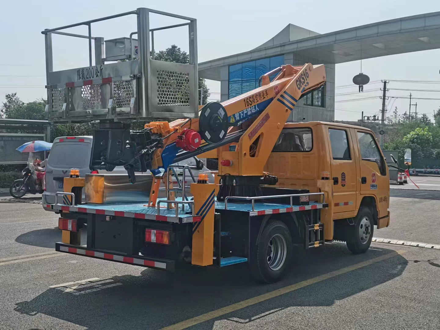 博亿堂官网集团蓝牌双排驾驶室伸缩臂高空作业车