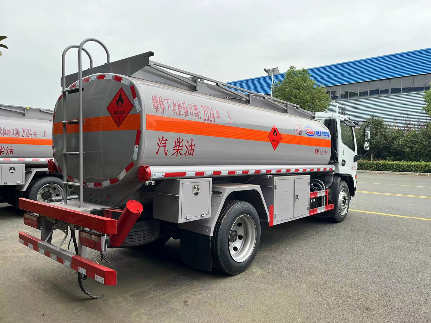 国六博亿堂官网东风10立方油罐车/加油车