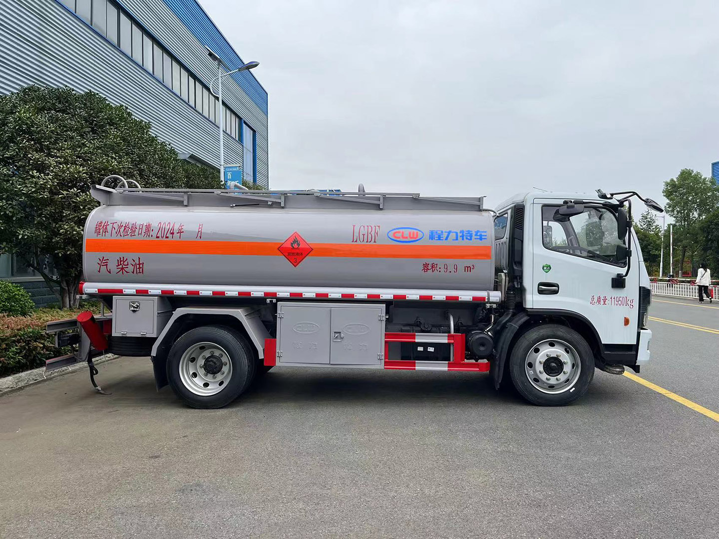 博亿堂官网集团国六东风10立方油罐车/加油车