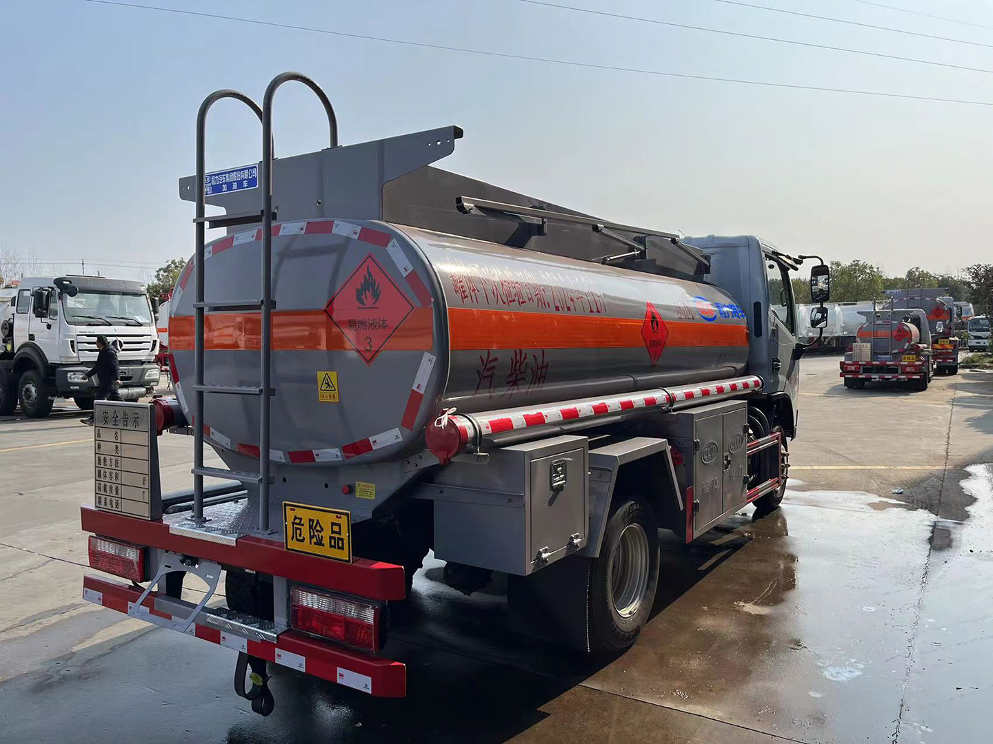 国六博亿堂官网牌东风小福瑞卡/多利卡5方加油车