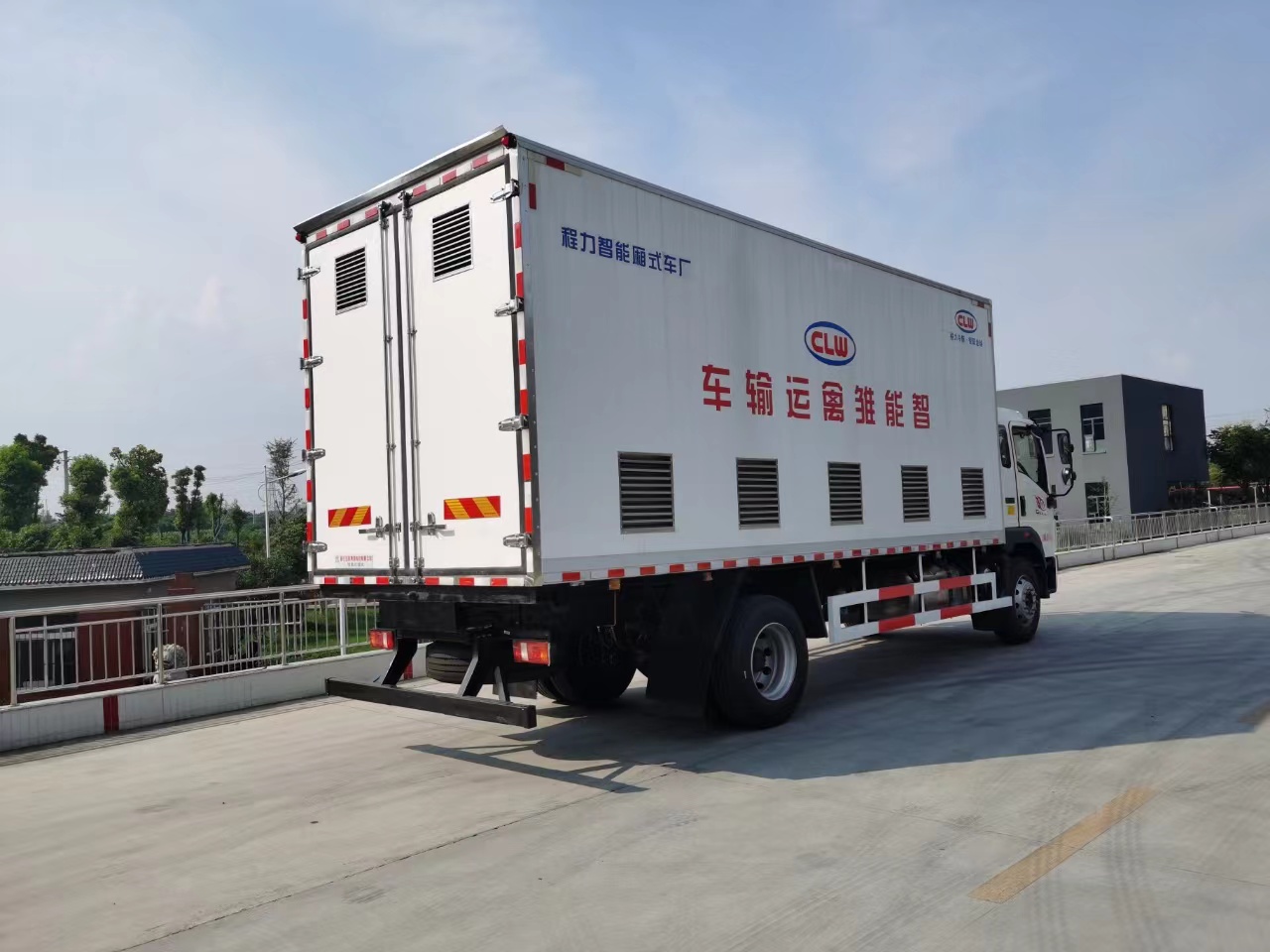 博亿堂官网牌国六重汽豪沃智能恒温畜禽运输车