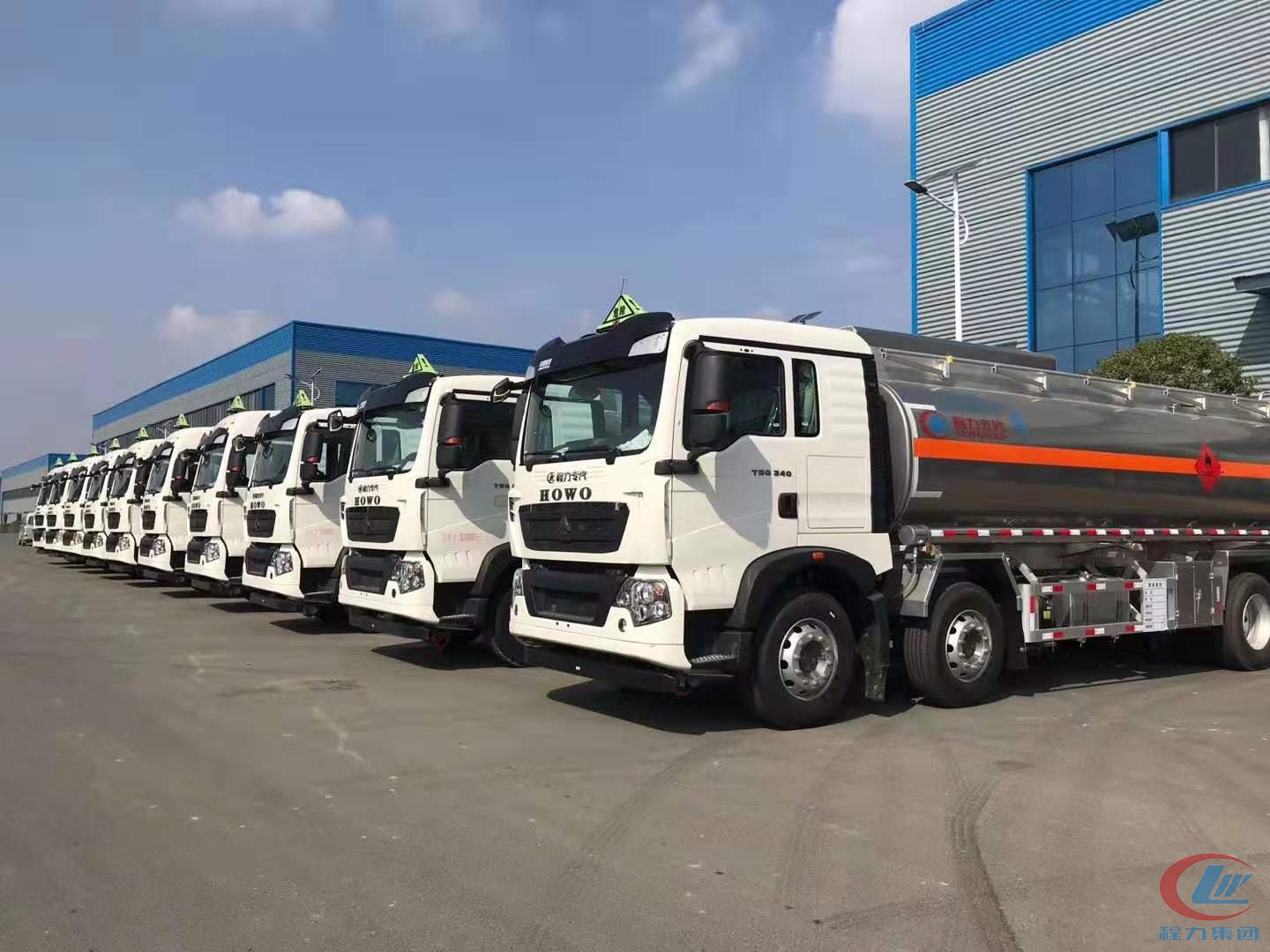 博亿堂官网集团重汽豪沃油罐车发车