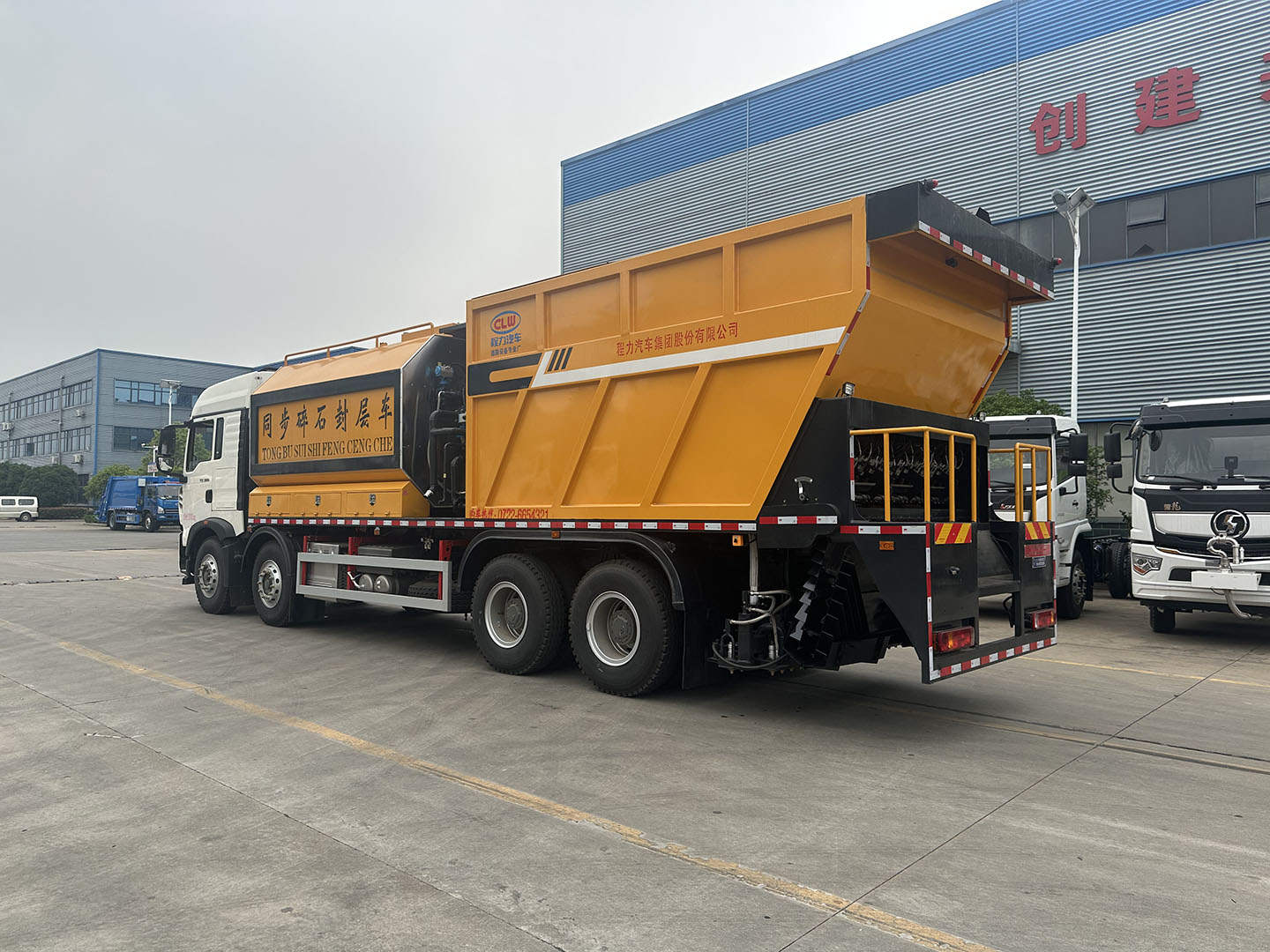 重汽豪沃前四后八沥青碎石同步封层车